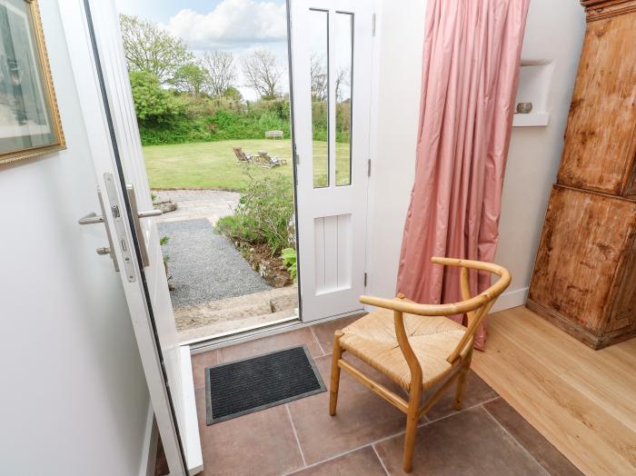 Gilly Skyber, Mawgan, Cornwall, off-road parking, dog-friendly, enclosed garden, underfloor heating.