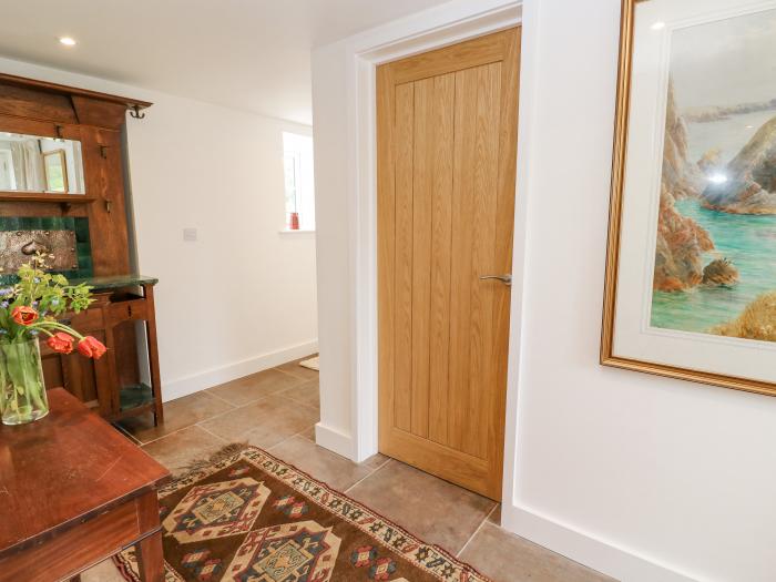 Gilly Skyber, Mawgan, Cornwall, off-road parking, dog-friendly, enclosed garden, underfloor heating.