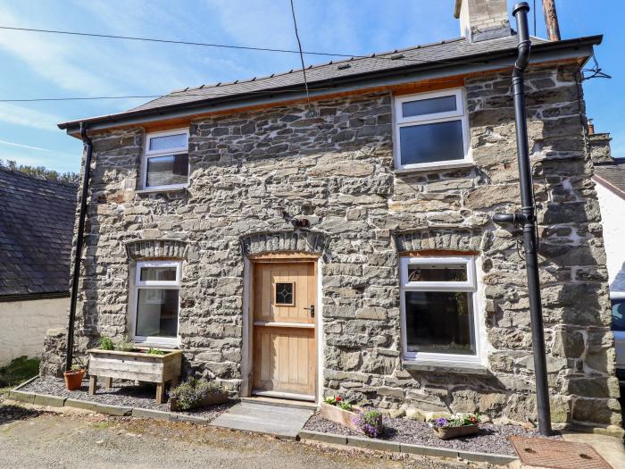 Yr Hen Bost, Mallwyd, Gwynedd. Countryside views, in national park. External games room and storage,