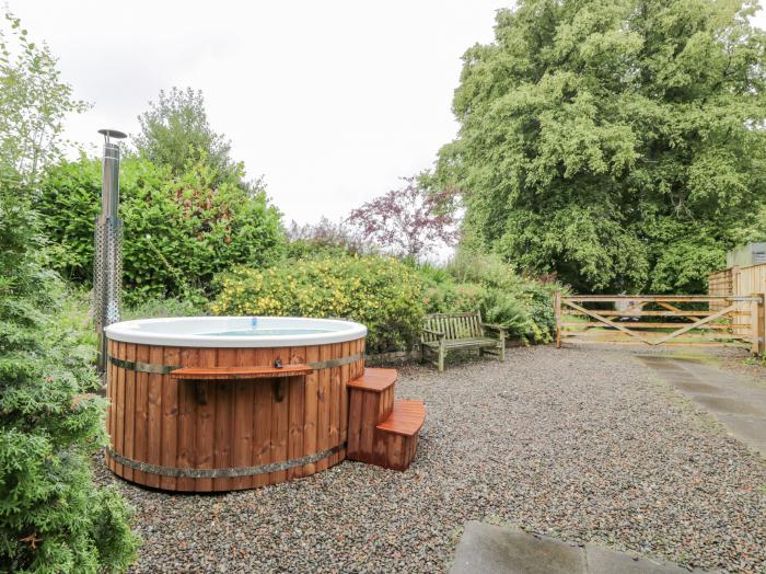 Trefoil Cottage, Blyth Bridge near West Linton, Scottish Borders. Hot tub. Garden. Off-road parking.