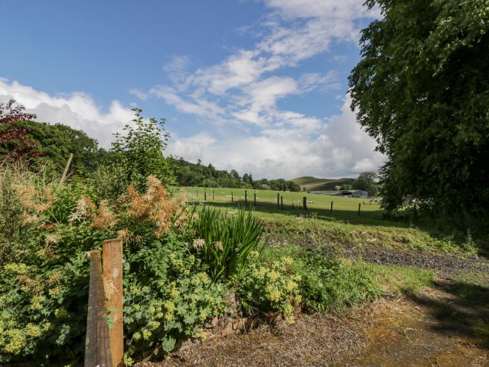 Trefoil Cottage, Blyth Bridge near West Linton, Scottish Borders. Hot tub. Garden. Off-road parking.