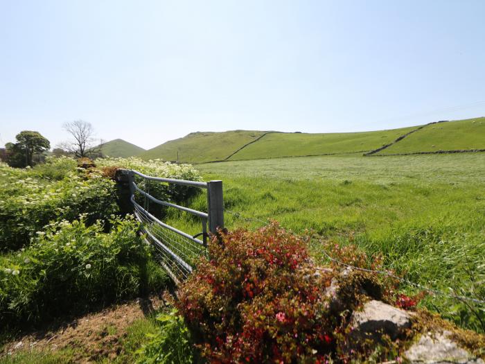 Rose Cottage is in Buxton, Derbyshire, Peak District, off-road parking, TV, in a National Park, 2bed