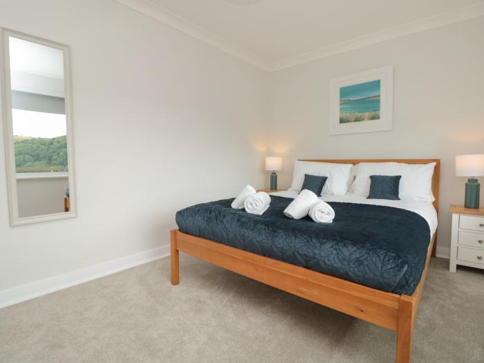 Pine Lodge is in Kingswear, Devon. Off-road parking. Private balcony. Stunning riverside views. 4bed