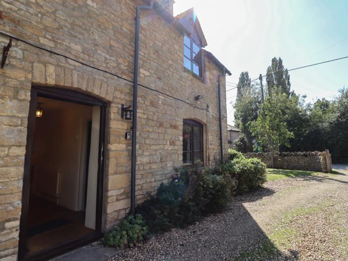 Quaker Cottage is in Milton-Under-Wychwood, Oxfordshire. Three-bedroom, traditional cottage. Family.