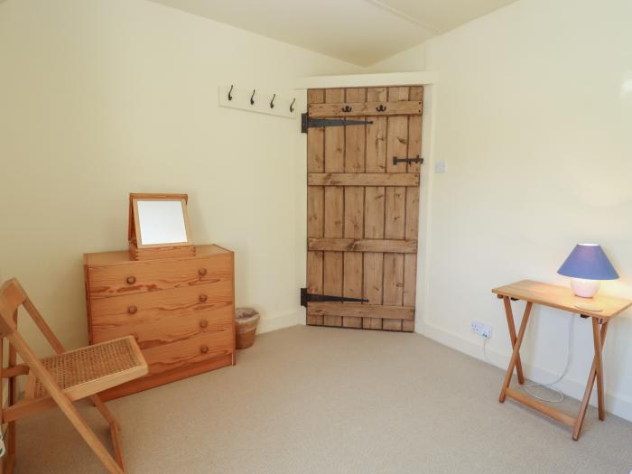 Quaker Cottage is in Milton-Under-Wychwood, Oxfordshire. Three-bedroom, traditional cottage. Family.