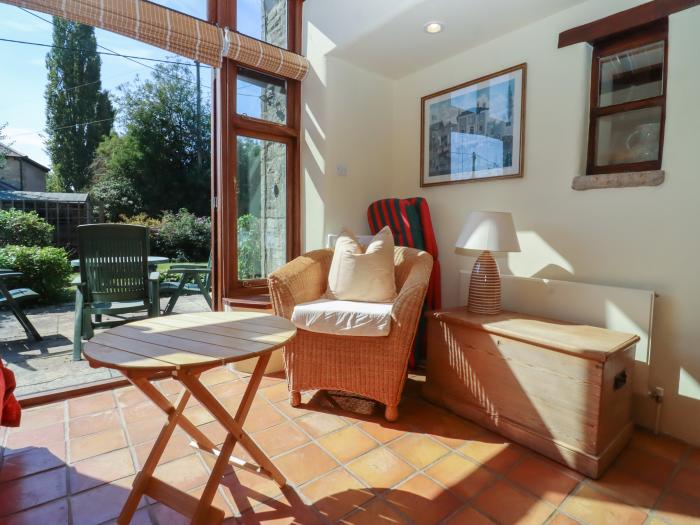 Quaker Cottage is in Milton-Under-Wychwood, Oxfordshire. Three-bedroom, traditional cottage. Family.