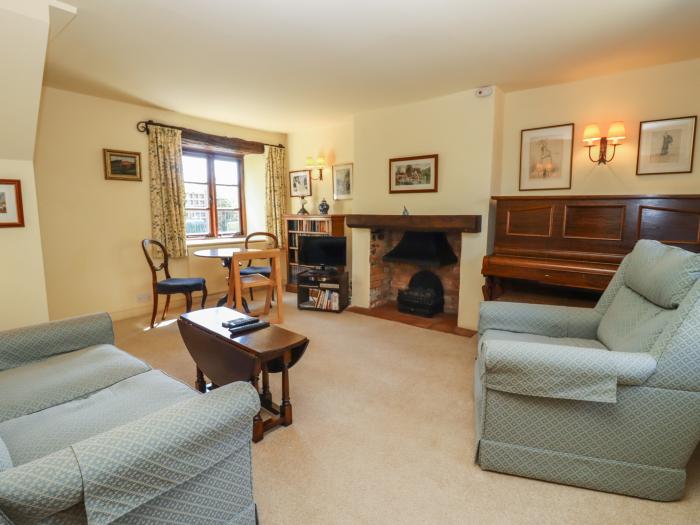 Quaker Cottage is in Milton-Under-Wychwood, Oxfordshire. Three-bedroom, traditional cottage. Family.