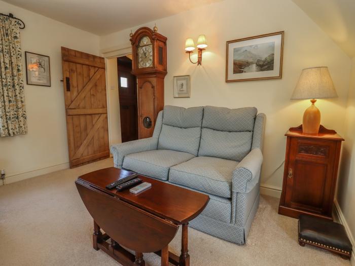 Quaker Cottage is in Milton-Under-Wychwood, Oxfordshire. Three-bedroom, traditional cottage. Family.