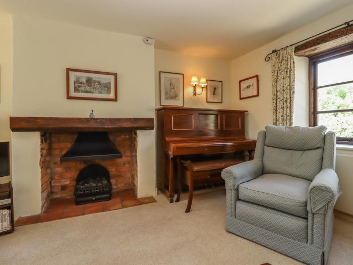 Quaker Cottage is in Milton-Under-Wychwood, Oxfordshire. Three-bedroom, traditional cottage. Family.