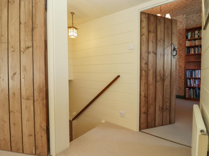 Quaker Cottage is in Milton-Under-Wychwood, Oxfordshire. Three-bedroom, traditional cottage. Family.