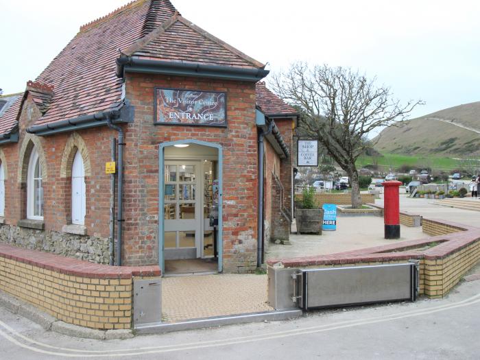 Waterston Cottage, West Lulworth, Dorset, off-road parking, dog-friendly, in a AONB, open-plan, 3bed