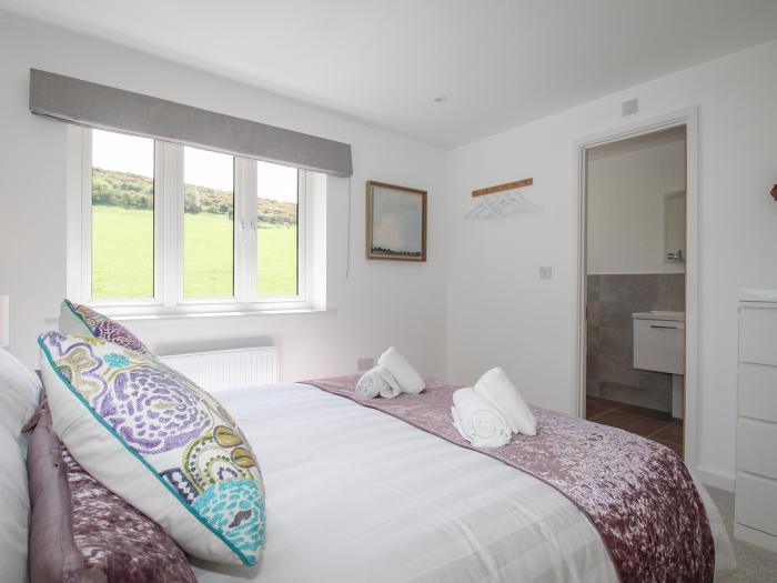 Waterston Cottage, West Lulworth, Dorset, off-road parking, dog-friendly, in a AONB, open-plan, 3bed