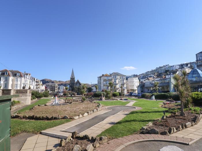 Blue Skies, Ilfracombe, sea views, child facilities, beach nearby, open-plan living, Smart TV, washe