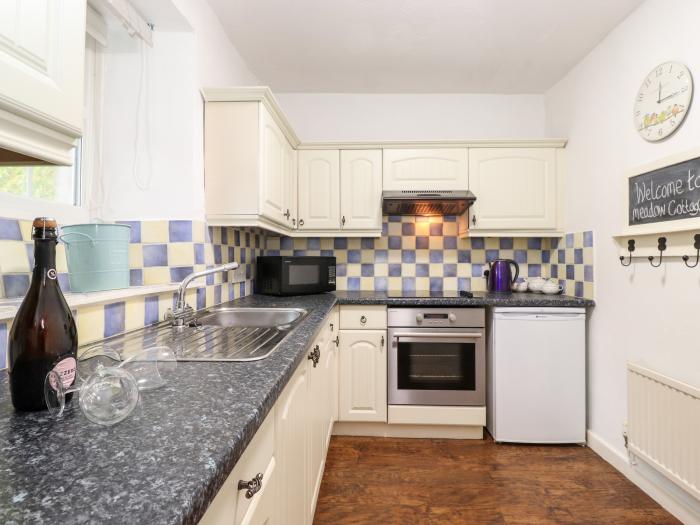Meadow Cottage, Staveley. Two bedrooms, dishwasher, roadside parking, views of hills, Smart TV, WiFi