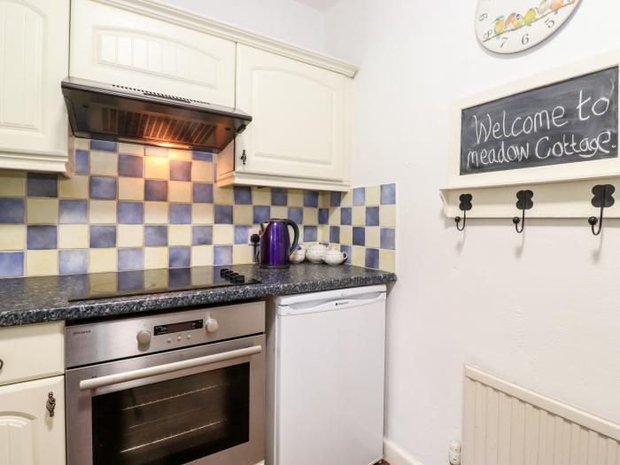 Meadow Cottage, Staveley. Two bedrooms, dishwasher, roadside parking, views of hills, Smart TV, WiFi