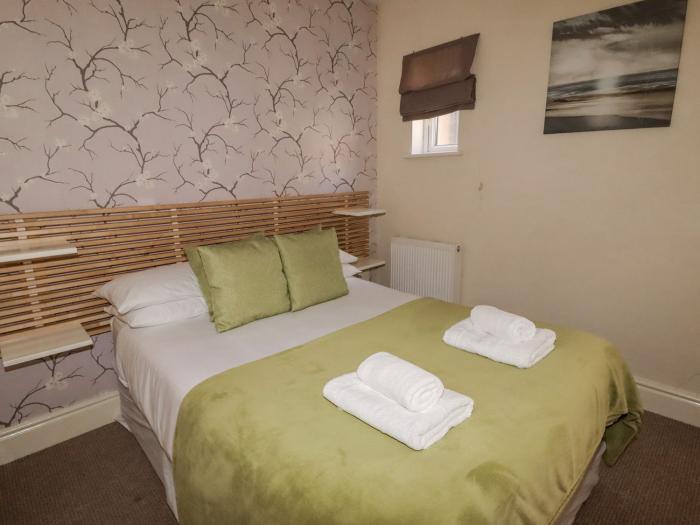 Marine House, Southport, Merseyside. Close to amenities and a beach. Off-road parking. Dog-friendly.