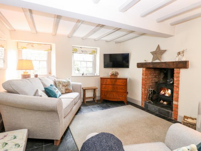 Bumblebee Cottage, Burnham Market, is in Norfolk, close to local amenities 3 beds, woodburning stove