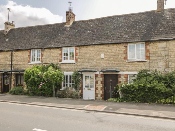 Wharf Cottage, Lechlade-On-Thames, Gloucestershire. Smart TV. Close to a river. Near an AONB. Garden