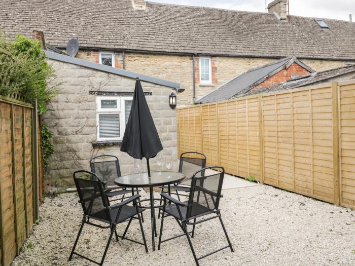Wharf Cottage, Lechlade-On-Thames, Gloucestershire. Smart TV. Close to a river. Near an AONB. Garden