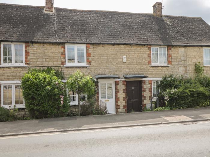 Wharf Cottage, Lechlade-On-Thames, Gloucestershire. Smart TV. Close to a river. Near an AONB. Garden