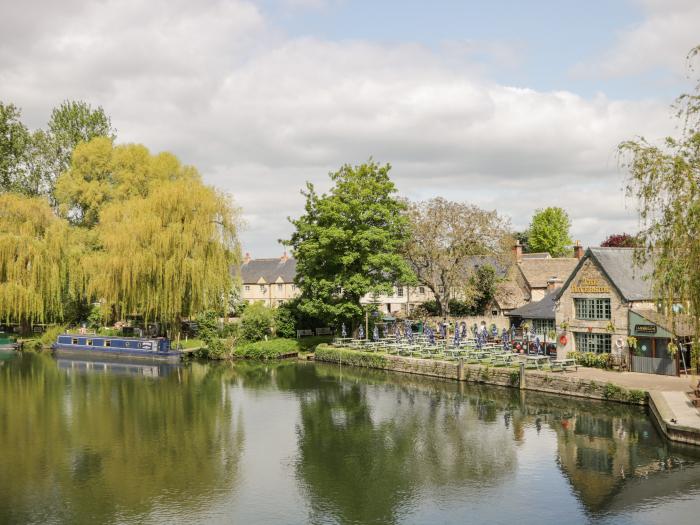 Wharf Cottage, Lechlade-On-Thames, Gloucestershire. Smart TV. Close to a river. Near an AONB. Garden