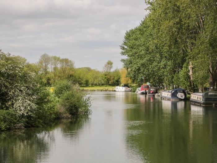 Wharf Cottage, Lechlade-On-Thames, Gloucestershire. Smart TV. Close to a river. Near an AONB. Garden