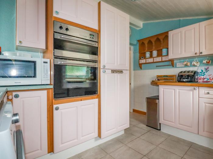 4 Greenbank Terrace, St Dennis, Cornwall. Off-road parking. Close to a pub and a shop. Garden. WiFi.