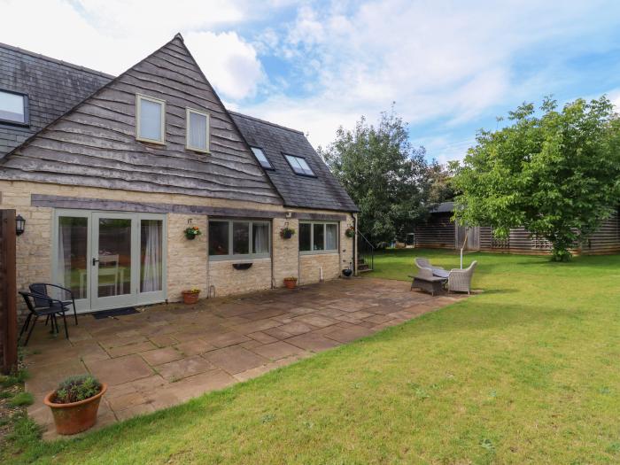 Field View Cottage, Bourton-On-The-Water, Gloucestershire, Cotswolds AONB, enclosed garden, parking.