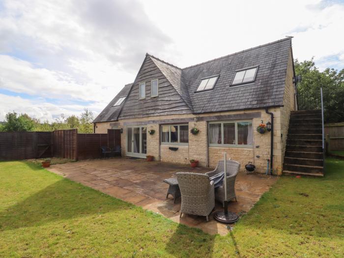 Field View Cottage, Bourton-On-The-Water, Gloucestershire, Cotswolds AONB, enclosed garden, parking.