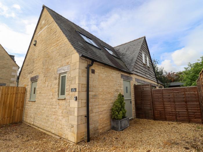 Field View Cottage, Bourton-On-The-Water, Gloucestershire, Cotswolds AONB, enclosed garden, parking.