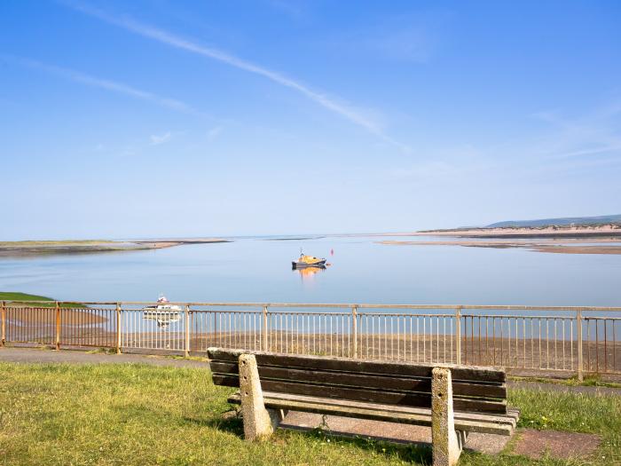 Mulberry Tree, Appledore, Devon. Close to pub and beach. Pet-friendly. Couple's retreat. Coastal. TV