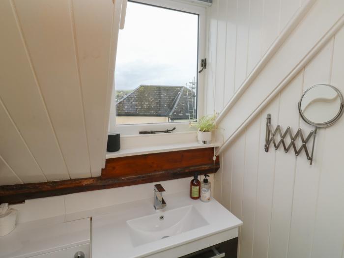 Lands House, Appledore, Devon. Large property. Pet-friendly. Close to beach. WiFi. Near to a pub. TV