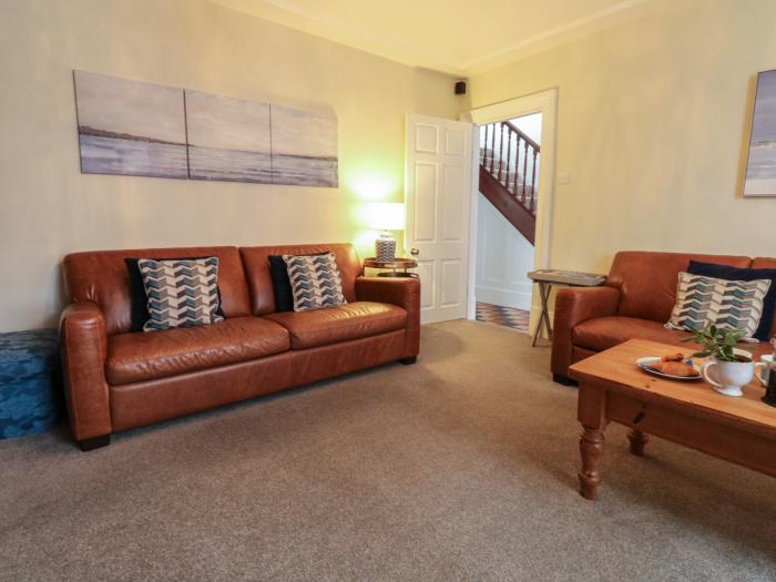 Lands House, Appledore, Devon. Large property. Pet-friendly. Close to beach. WiFi. Near to a pub. TV