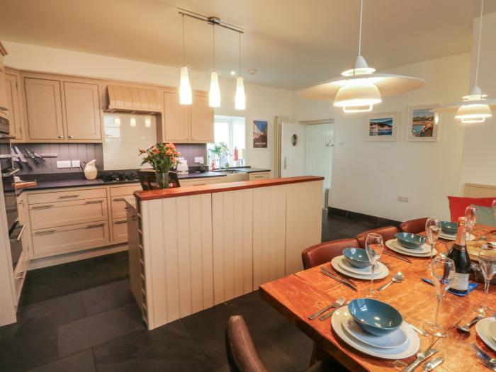 Lands House, Appledore, Devon. Large property. Pet-friendly. Close to beach. WiFi. Near to a pub. TV