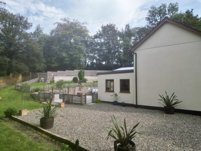 Rudbaxton Water, Haverfordwest, South Wales, dog-friendly, off-road parking, hot tub, ground-floor.