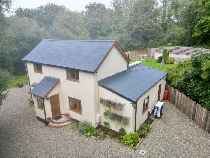 Rudbaxton Water, Haverfordwest, South Wales, dog-friendly, off-road parking, hot tub, ground-floor.