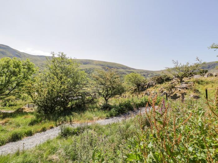 Rhinog - Shepherds Hut in Dyffryn Ardudwy, North Wales, woodburning stove, wood-fired hot tub, WiFi.