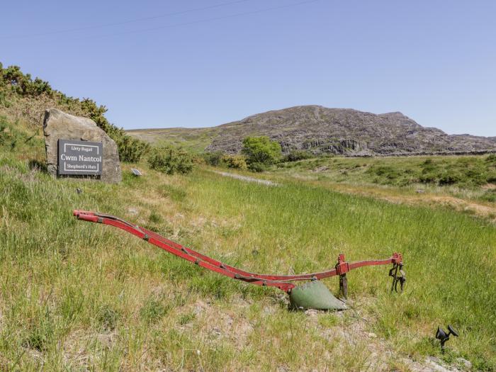 Rhinog - Shepherds Hut in Dyffryn Ardudwy, North Wales, woodburning stove, wood-fired hot tub, WiFi.