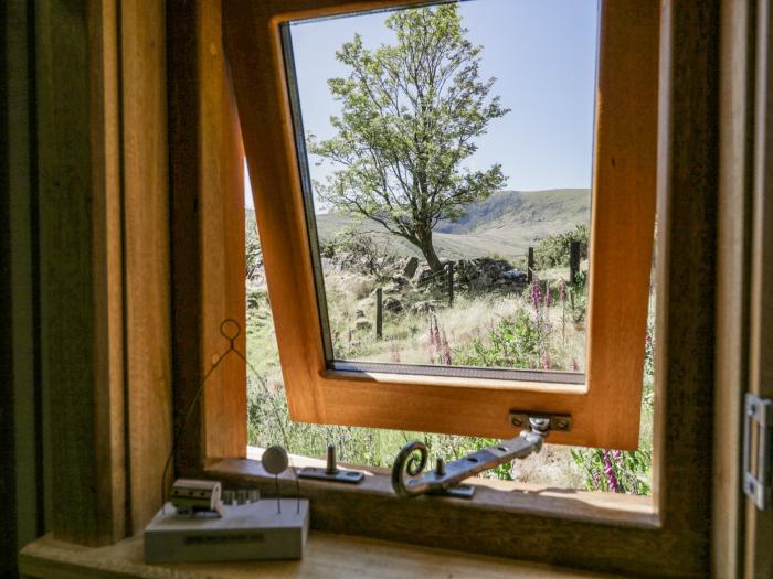 Rhinog - Shepherds Hut in Dyffryn Ardudwy, North Wales, woodburning stove, wood-fired hot tub, WiFi.