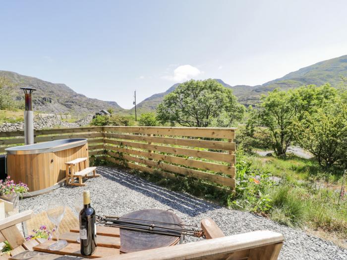 Rhinog - Shepherds Hut in Dyffryn Ardudwy, North Wales, woodburning stove, wood-fired hot tub, WiFi.