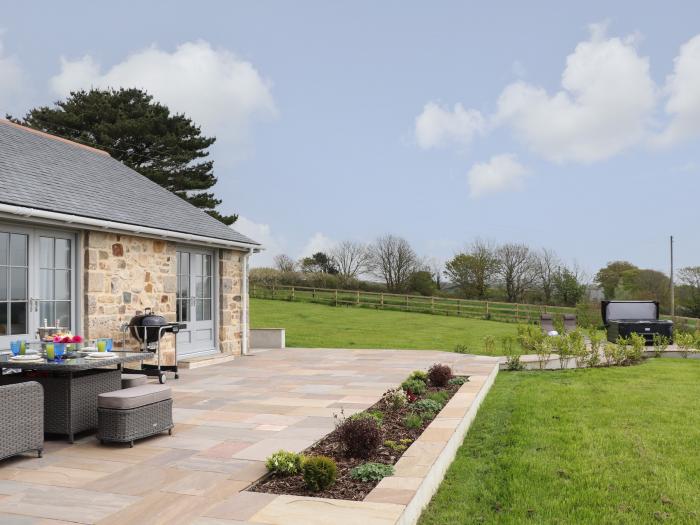 Trevilges Cottage, Trewennack, Cornwall. 180-degree views. Secluded feel. Hot tub. Woodburning stove