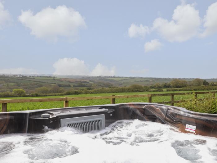 Trevilges Cottage, Trewennack, Cornwall. 180-degree views. Secluded feel. Hot tub. Woodburning stove