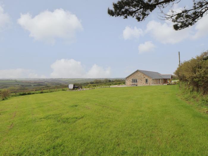 Trevilges Cottage, Trewennack, Cornwall. 180-degree views. Secluded feel. Hot tub. Woodburning stove
