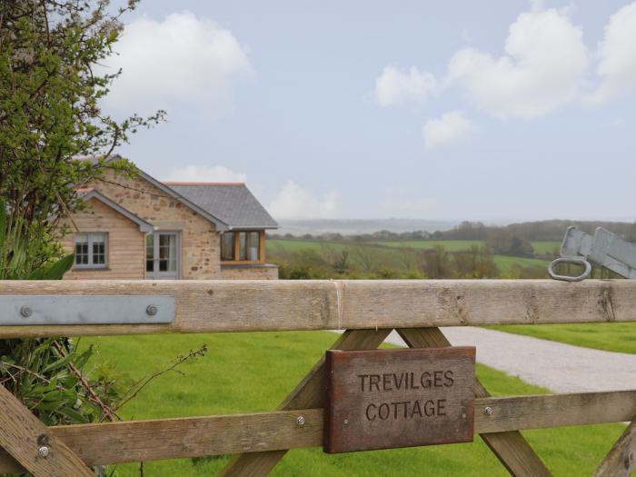 Trevilges Cottage, Trewennack, Cornwall. 180-degree views. Secluded feel. Hot tub. Woodburning stove