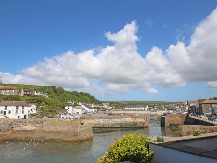 Trevilges Cottage, Trewennack, Cornwall. 180-degree views. Secluded feel. Hot tub. Woodburning stove