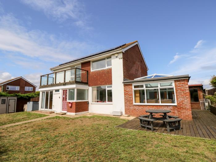 Seaside Haven, on Hayling Island, dog-friendly, close to beach, hot tub, enclosed garden, 4-bedroom.