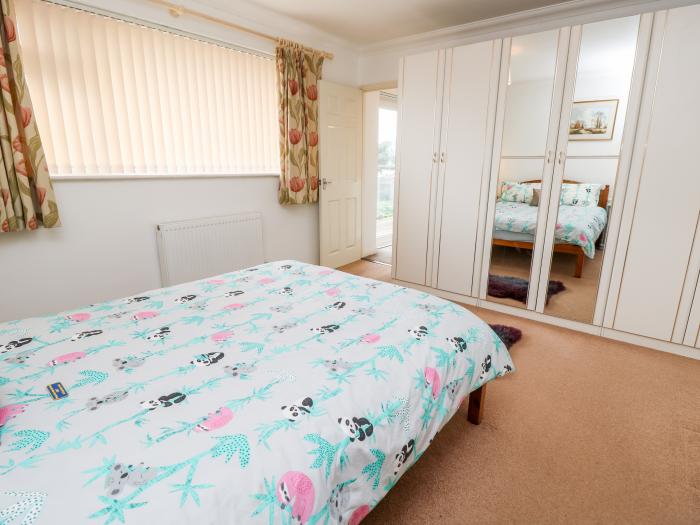 Seaside Haven, on Hayling Island, dog-friendly, close to beach, hot tub, enclosed garden, 4-bedroom.