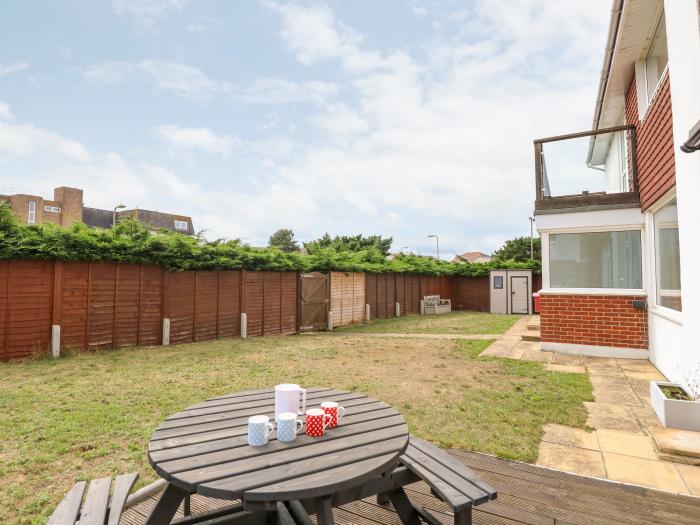 Seaside Haven, on Hayling Island, dog-friendly, close to beach, hot tub, enclosed garden, 4-bedroom.