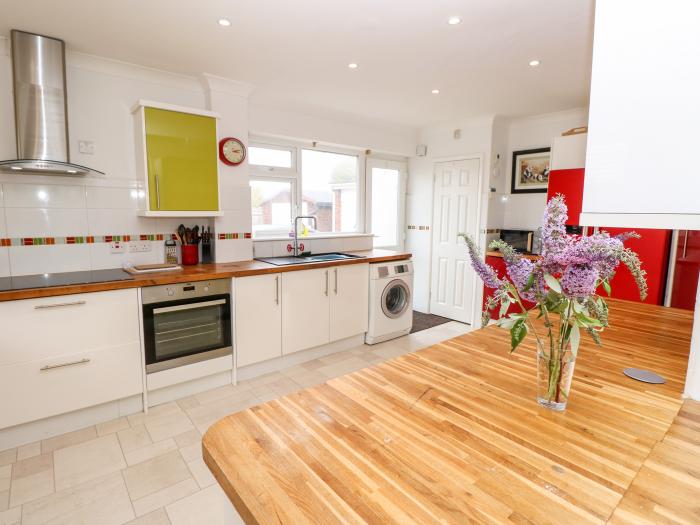 Seaside Haven, on Hayling Island, dog-friendly, close to beach, hot tub, enclosed garden, 4-bedroom.