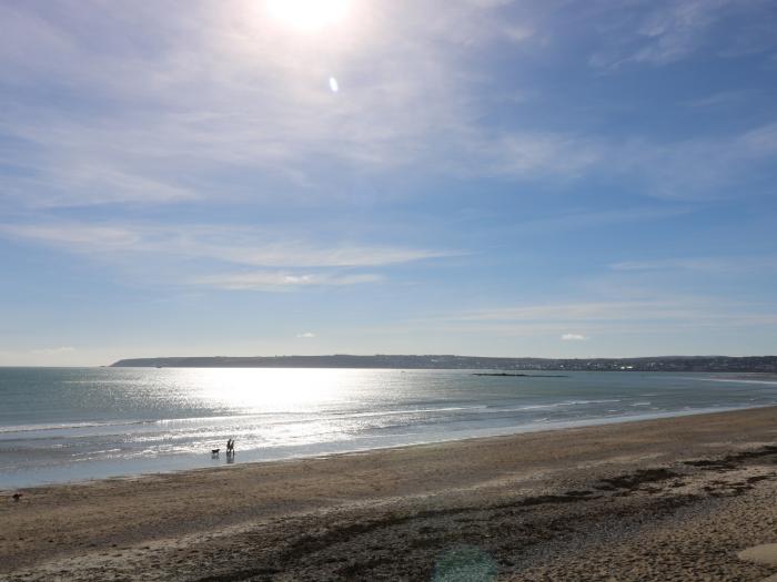 Sandyfeet in Roskear Croft near Camborne, Cornwall sleeping two in one bedroom - two pets, Smart TV.